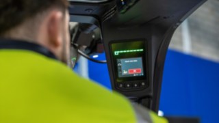 A vezetőfülkében lévő kijelző a Linde Reverse Assist Radar figyelmeztető üzenetét mutatja.