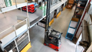 A Linde elektromos targoncája a wolfsburgi NORA-központban A Linde elektromos targoncája a wolfsburgi NORA-központban