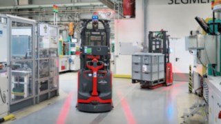 A Linde Anyagmozgatás két L-MATIC HD sorozatú, Red Warning Lines funkcióval szerelt targoncája az Oechsler AG raktárában