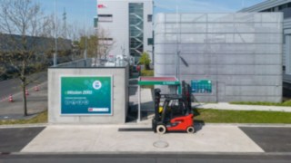 A Linde Anyagmozgatás teljes körű hidrogén-infrastruktúrát üzemeltet az aschaffenburgi telephelyén A Linde hidrogén-infrastruktúrája 21 darab, üzemanyagcellás hibrid rendszerű ellensúlyos targoncát lát el energiával.