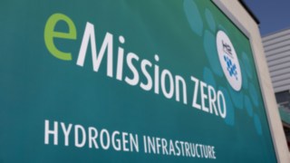 A Linde Anyagmozgatás számos innovatív megoldást kínál a jobb CO₂-egyensúly érdekében. Török tábla „eMission ZERO” HIDROGÉN INFRASTRUKTÚRA felirattal