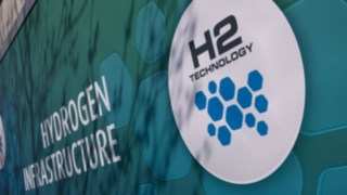A Linde Anyagmozgatás környezetbarát hidrogéntechnológiája A Linde Anyagmozgatás az aschaffenburgi fő üzem járműparkjában összesen 21, belső égésű motorral szerelt ellensúlyos targoncát cserélt le környezetbarát, üzemanyagcellás járművekre.
