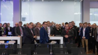 Közönség az új hidrogén-infrastruktúra megnyitó rendezvényén Közönség az új hidrogén-infrastruktúra megnyitó rendezvényén