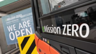 Aschaffenburgi telephelyén a Linde zöld hidrogént állít elő a belső anyagáramláshoz. Linde-targonca eMission ZERO felirattal