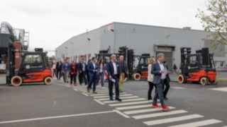 Stefan Prokosch körbevezeti a vendégeket az aschaffenburgi üzem területén. Stefan Prokosch körbevezeti a vendégeket az aschaffenburgi üzem területén