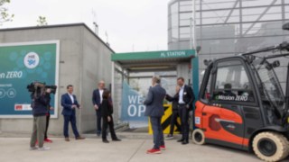 Május 11-én, csütörtökön hivatalosan is üzembe helyezték a berendezéseket és a járműveket az aschaffenburgi telephelyen. A hidrogéntermelő állomás ünnepélyes megnyitója az aschaffenburgi telephelyen