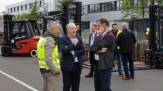 A Linde kizárólag tanúsított zöldáramot használ hidrogéntermelésre. Hárman beszélgetnek az új hidrogéntermelő üzem megnyitóján