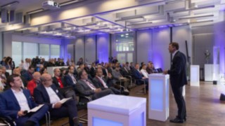 Andreas Krinninger a közönséghez szól az új hidrogén-infrastruktúra megnyitó ünnepségén. Andreas Krinninger a közönséghez szól az új hidrogén-infrastruktúra megnyitó ünnepségén