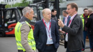 A Linde kizárólag tanúsított zöldáramot használ hidrogéntermelésre. Hárman beszélgetnek az új hidrogéntermelő üzem megnyitóján