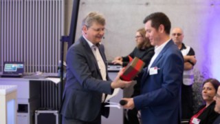 Stefan Prokosch ajándékot ad át Michael Krausnak az új hidrogén-infrastruktúra nyitóünnepségén. Stefan Prokosch ajándékot ad át Michael Krausnak az új hidrogén-infrastruktúra nyitóünnepségén
