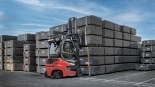 A Linde Xi20 PH sorozatú elektromos targonca kültérben csöveket rakodik.