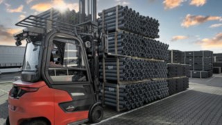 A Linde elektromos ellensúlyos targoncája csöveket szállít