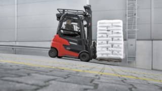 A Linde Xi20 PH még a meredek emelkedőkkel is könnyedén megbirkózik. A Linde Xi20 PH emelkedőn felfelé halad a rakománnyal.