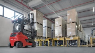 A Linde Xi sorozatának emelési és leeresztési sebessége akár 20 százalékkal is meghaladja a piaci átlagot. A Linde Anyagmozgatás Xi20 PH elektromos targoncája az Ostendorf raktárában.