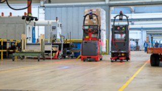 Az L-MATIC sorozatú autonóm elektromos raklapemelőket a Poloplast munkatársai kedvesen Tom és Jerry névre keresztelték. A Linde Anyagmozgatás L-MATIC sorozatú autonóm elektromos raklapemelője