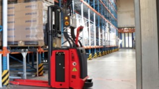 A Linde két darab L-MATIC autonóm elektromos raklapemelőt vezet be a Poloplast cégnél. A Linde Anyagmozgatás L-MATIC sorozatú autonóm elektromos raklapemelői a Poloplast cégnél