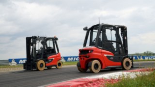 A Linde Anyagmozgatás H25 és X25 modelljei a versenypályán