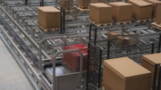 Kilátás az elektromos beépített szállítószalagra és a szállítandó árura