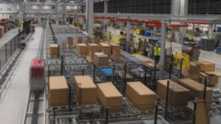 Kilátás az elektromos beépített szállítószalagra és a csomagolóhelyekre