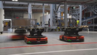 A Linde Anyagmozgatás három autonóm mobil robotja (AMR) halad át a raktáron