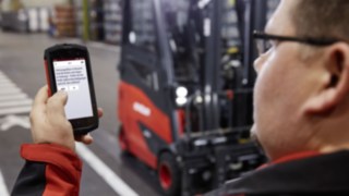 Fokozott vezetői biztonság a Linde connect: nevű digitális flottakezelési megoldásának köszönhetően A Linde connect: nevű digitális flottakezelési megoldásával növelhető a járművezető biztonsága.