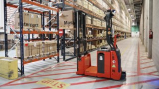 Az L-MATIC AC sorozatú automatizált elektromos raklapemelője a Schneider Electric logisztikai központjában