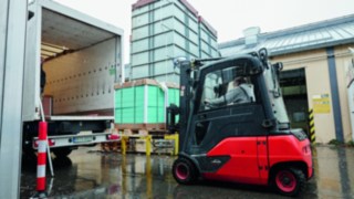 A Linde elektromos targoncája rakodás közben a Sikánál A Linde elektromos targoncája rakodás közben a Sikánál