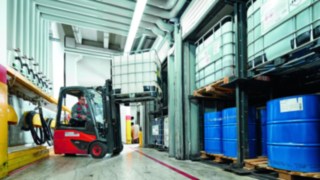 A Linde elektromos targoncája munka közben a Sika Deutschland GmbH-nál A Linde elektromos targoncája munka közben a Sika Deutschland GmbH-nál