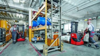 Elektromos raklapemelő használat közben a Sika Deutschland GmbH-nál Elektromos raklapemelő használat közben a Sika Deutschland GmbH-nál