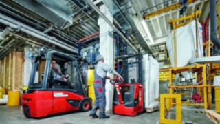 A Linde elektromos raklapemelője a Sikánál A Linde elektromos raklapemelője a Sikánál