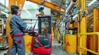 Elektromos raklapemelő használat közben a Sika Deutschland GmbH-nál Elektromos raklapemelő használat közben a Sika Deutschland GmbH-nál