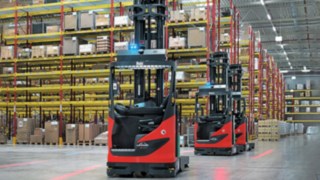 A Linde Anyagmozgatás több automatizált tolóoszlopos R-MATIC targoncája a Simon Hegele vállalatnál használat közben.