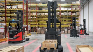 A Linde Anyagmozgatás R-MATIC sorozatú targoncái a polc előtt várnak a következő szállítási megbízásra