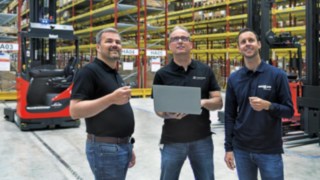 Oliver Sitzmann és Marcus Wieland a Simon Hegele válllattól, valamint Thomas Eußner az Ernst Müller Fördertechnik válllattól egymás mellett állnak a raktárban.