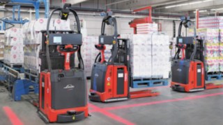 A Linde Anyagmozgatás L-MATIC raklapemelője működés közben a TST GmbH vállalatnál.