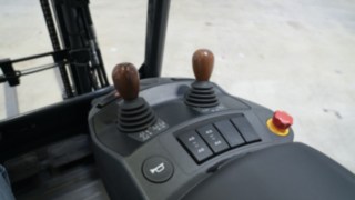 A kezelőszervek ergonómiai szempontból a lehető legmagasabb színvonalat képviselik. A Linde Xi sorozatába épített kezelőszervek részletes nézete.