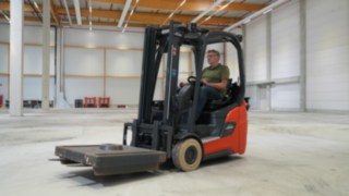 Theo Egberts targoncaszakértő a Linde Anyagmozgatás Xi16 és Xi20 P sorozatú targoncáit teszteli. A Linde Xi sorozatú targoncáit tesztelő Theo Egberts targoncaszakértő videója.