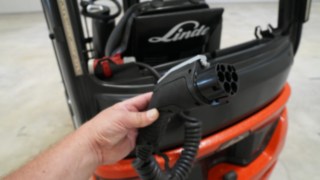 A Linde Xi modellek normál Linde töltőberendezésekkel vagy integrált fedélzeti töltővel tölthetők. A Linde Xi töltési technológiájának részletes bemutatása.