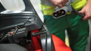 A Linde különböző energiarendszereken keresztül kínálja a megoldások széles választékát a kisebb karbonlábnyom elérése érdekében. A Linde Anyagmozgatás LI-ION-technológiája