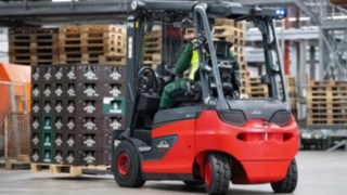 Környezetvédelem és költségmegtakarítás a Linde elektromos targoncáival A Linde Anyagmozgatás E30 elektromos targoncája