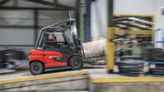 A Westfälische Drahtindustrie teszteli az X50 elektromos modellt nehéz teher rakománnyal. A Westfälische Drahtindustrie teszteli az X50 elektromos modellt nehéz teher rakománnyal.
