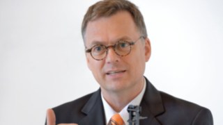 Alexander Schmidt, vezető termékfelelős portréja Alexander Schmidt, vezető termékfelelős portréja