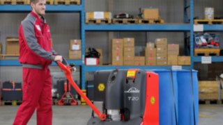 A Linde MH T20 típusú alacsony emelésű raklapszállítója Munkatárs a Linde MH T20 típusú alacsony emelésű raklapszállítójával