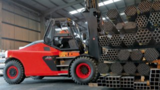 A csőszorító használat közben.