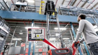 A Linde elektromos raklapemelője a Linde Load Management Advanced segédrendszer kijelzőjével A Linde elektromos raklapemelője a Linde Load Management Advanced segédrendszer kijelzőjével