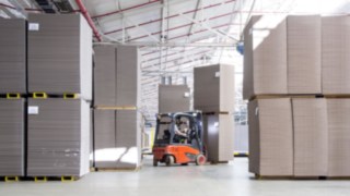 A Linde elektromos targoncája munka közben a Werner Kenkelnél