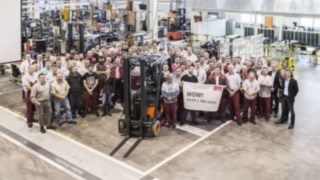 A Linde Material Handling a 111 111. darab elektromos targonca gyártását ünnepli A Linde Material Handling a 111 111. darab elektromos targonca gyártását ünnepli.