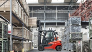 A Linde H25 típusú gázüzemű homlokvillás targoncája beltérben is egymásra halmozza a raklapokat. A Linde Anyagmozgatás H25 típusú gázüzemű homlokvillás targoncája