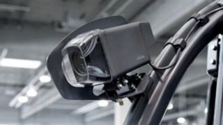 A Linde MH Linde TruckSpot™ megoldása A Linde MH Linde TruckSpot™ megoldása fényjel segítségével figyelmeztet rá, hogy jármű közeledik.