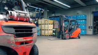 Videó az X35 targonca használatáról az Eibach Oberflächentechnik GmbH vállalatnál Videó az X35 targonca használatáról az Eibach Oberflächentechnik GmbH vállalatnál